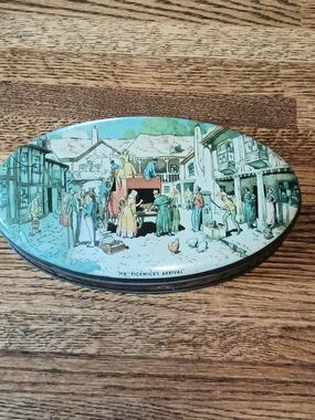 Vintage Thorne’s Toffee Tin - "Mr. Pickwick’s Arrival" - Dickens Scene - Leeds,